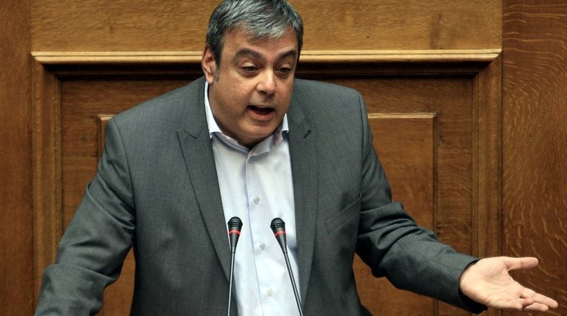 Η κυβέρνηση νονιμοποιεί απειλώντας αδιακρίτως όλους τους συμβασιούχους